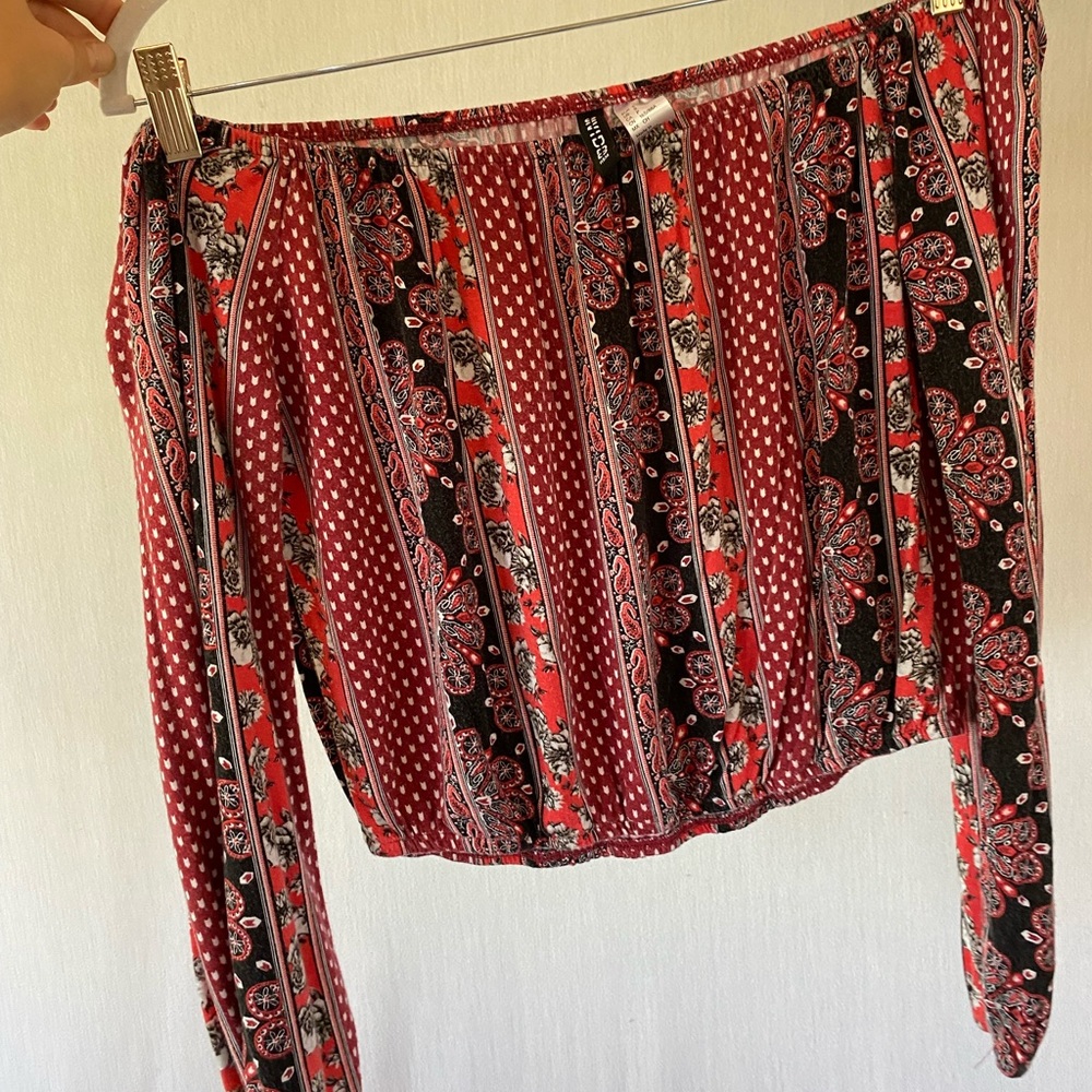 Off the shoulder red tub